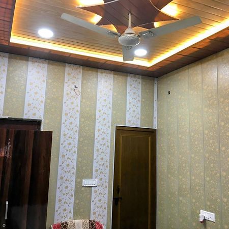 Hotel Raju Homestay Ayodhya 150 Meters From Shree Ram Janmbhoomi Temple 200 Meters From Ayodhya Dham Railway Station Εξωτερικό φωτογραφία