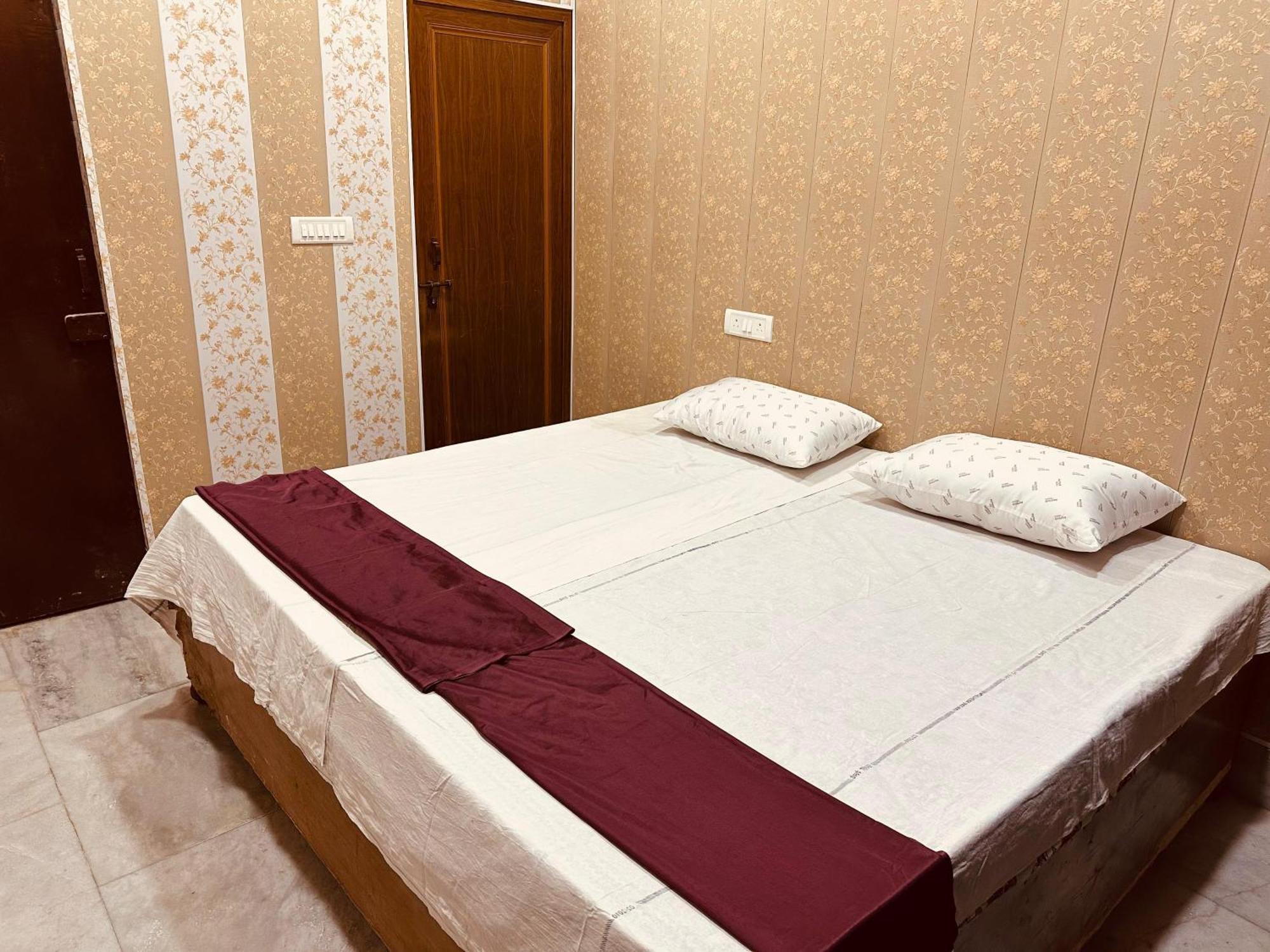 Hotel Raju Homestay Ayodhya 150 Meters From Shree Ram Janmbhoomi Temple 200 Meters From Ayodhya Dham Railway Station Εξωτερικό φωτογραφία