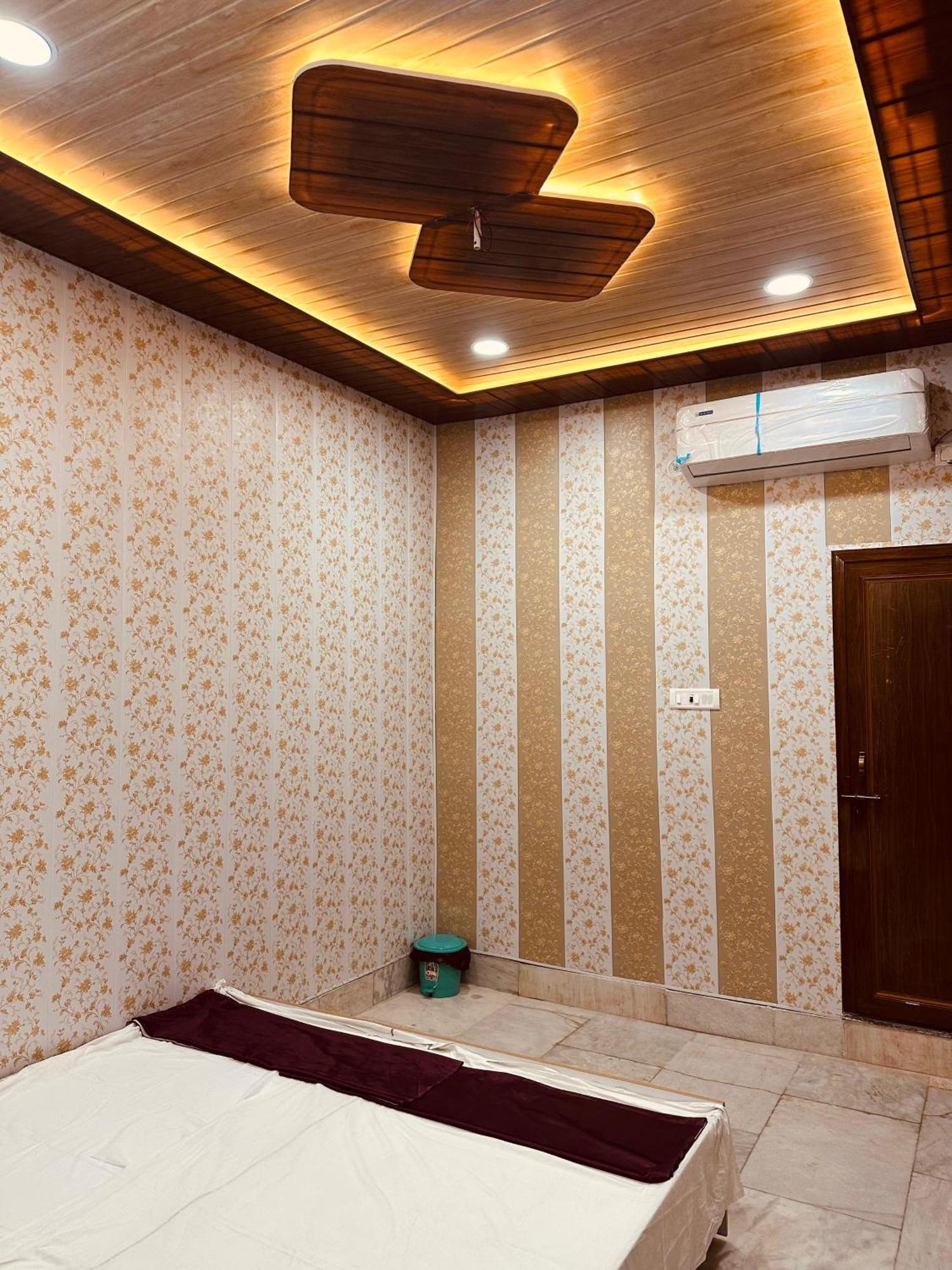 Hotel Raju Homestay Ayodhya 150 Meters From Shree Ram Janmbhoomi Temple 200 Meters From Ayodhya Dham Railway Station Εξωτερικό φωτογραφία