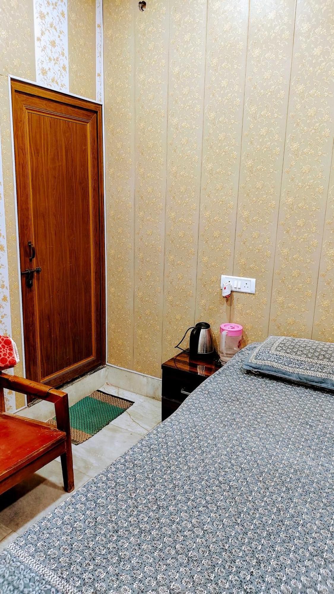 Hotel Raju Homestay Ayodhya 150 Meters From Shree Ram Janmbhoomi Temple 200 Meters From Ayodhya Dham Railway Station Εξωτερικό φωτογραφία