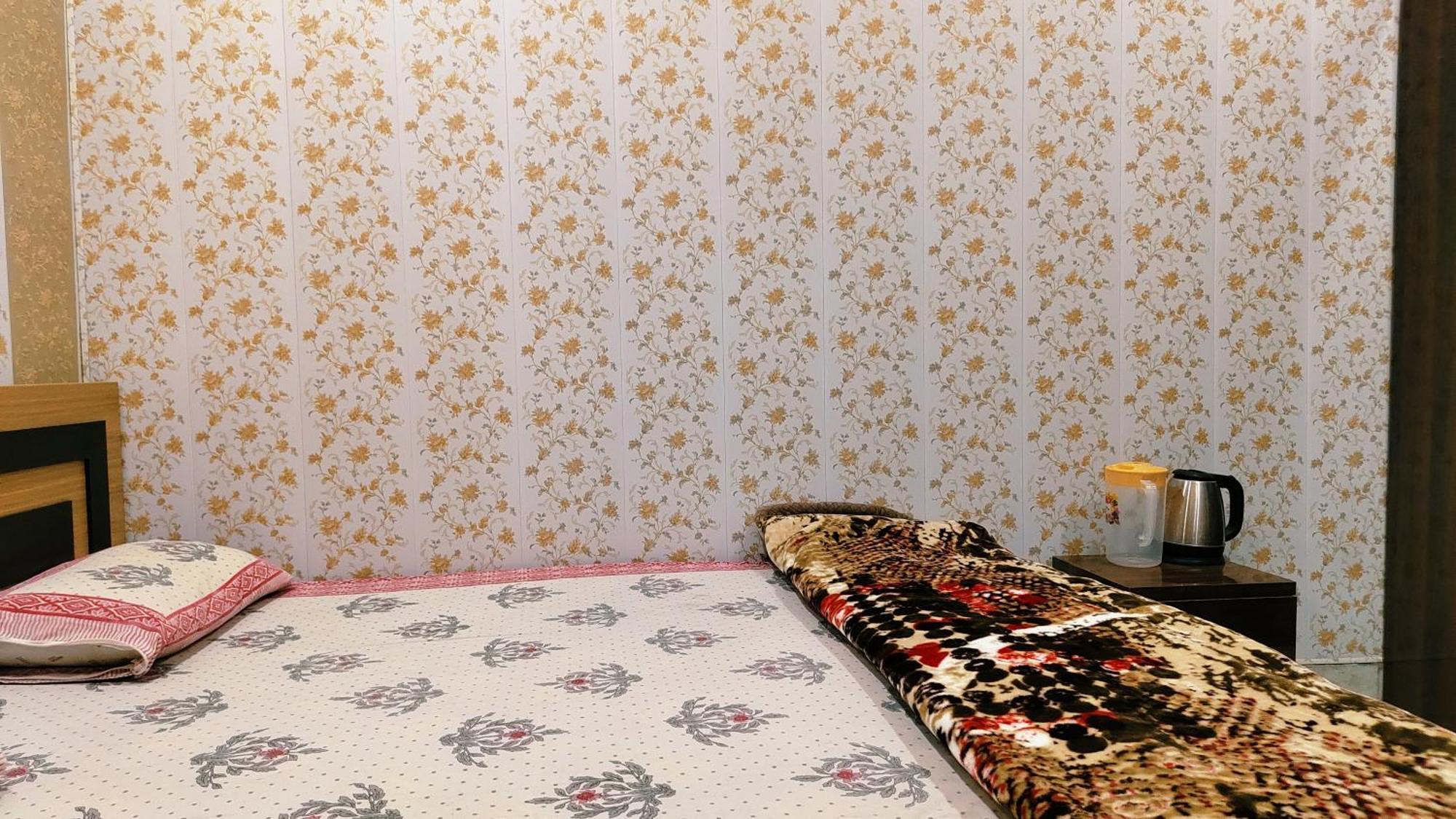 Hotel Raju Homestay Ayodhya 150 Meters From Shree Ram Janmbhoomi Temple 200 Meters From Ayodhya Dham Railway Station Εξωτερικό φωτογραφία